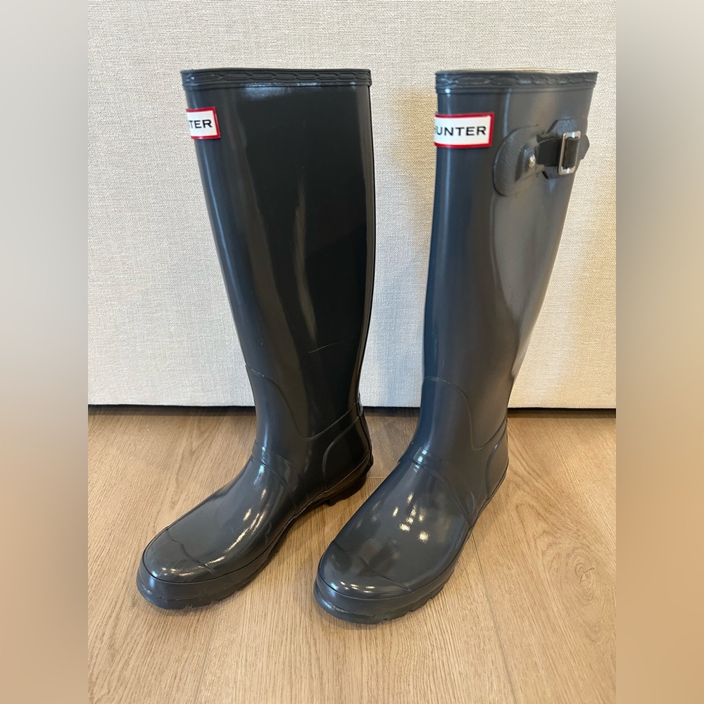 Hunter Boots - Tall Graphite / Gray Gloss with 2 New Pairs of Cable Knit Socks